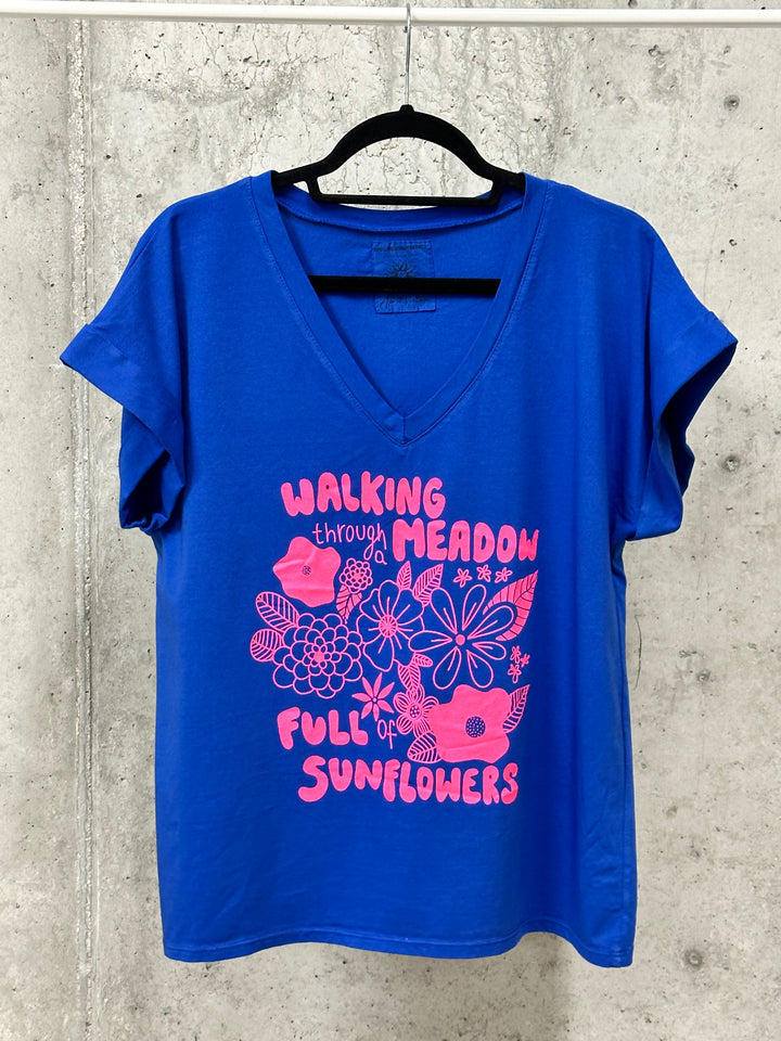 T-Shirt mit V-Ausschnitt „Walking through meadow...“ (38/42) MADE IN ITALY