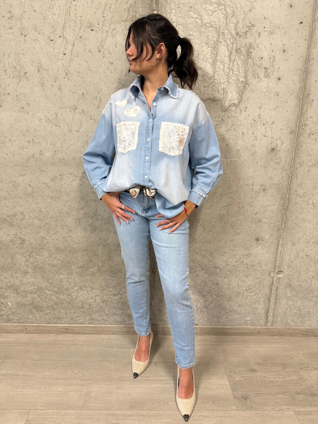 Chemise en jean clair délavé "coeurs et sequins" (38/40) et (42/44)