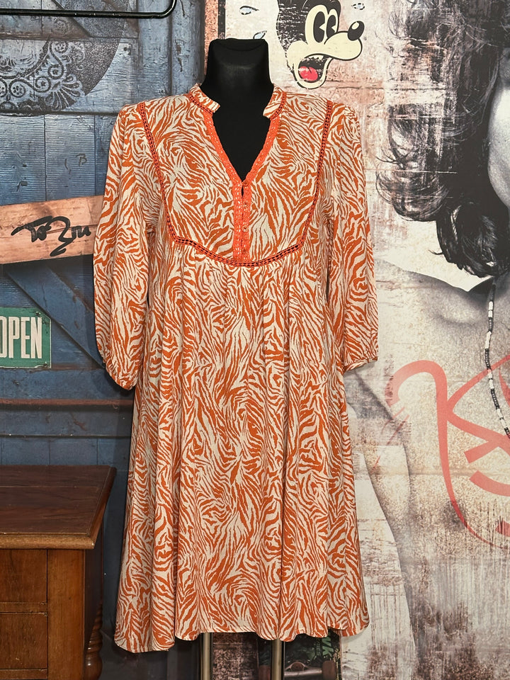 Kleid aus 100% Viskose mit "Zebra"-Muster in rostrot & ecru