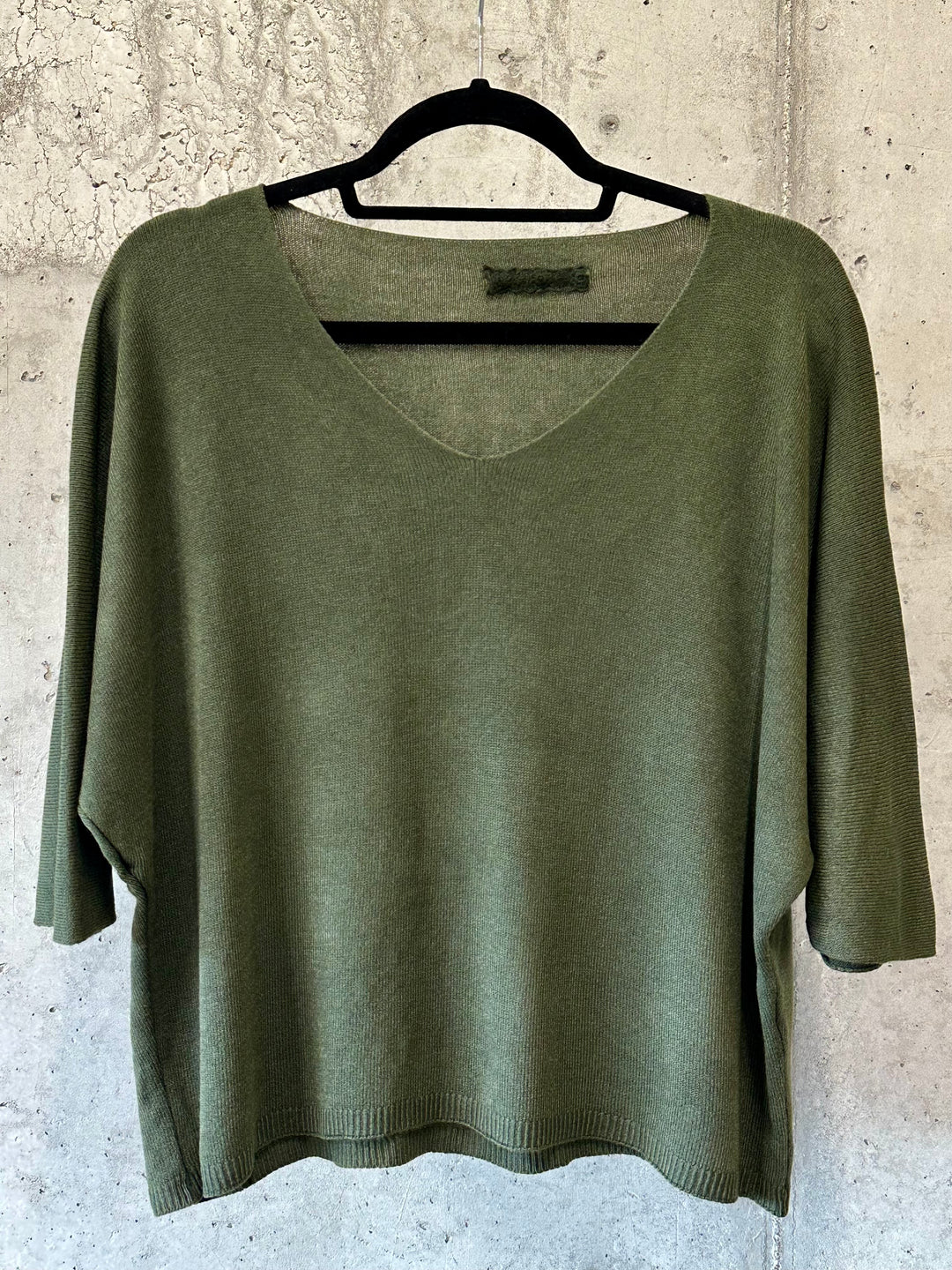 Kurzer Feinstrickpullover mit 3/4-Ärmeln & V-Ausschnitt (36/40) MADE IN 🇮🇹