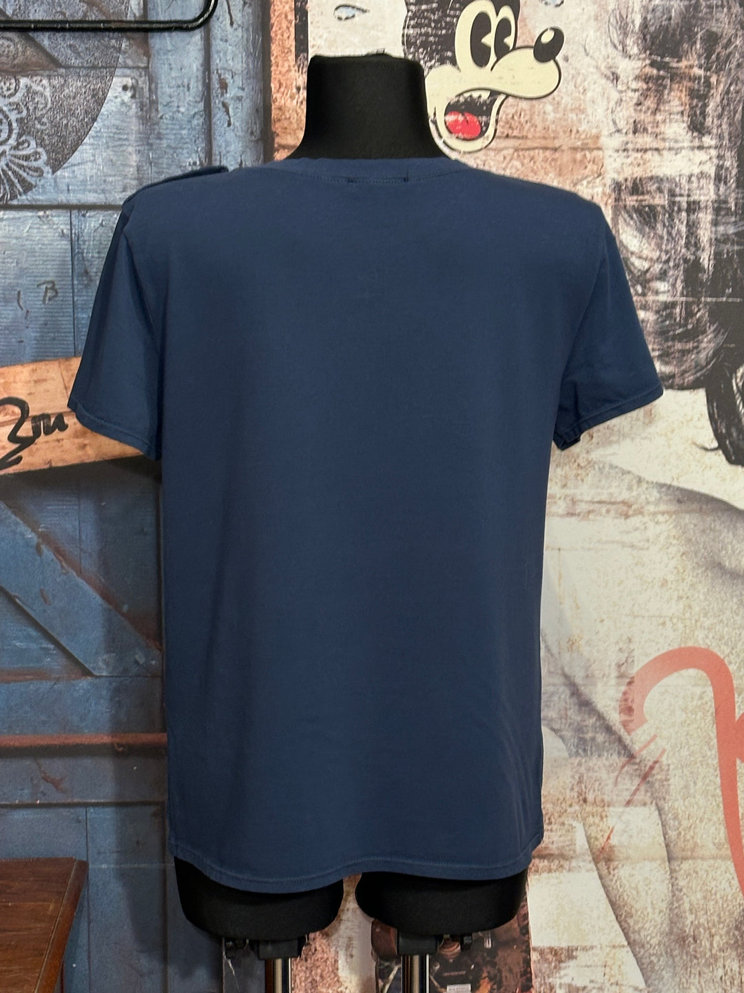 T-Shirt mit Rundhalsausschnitt & Knöpfen in Marineblau