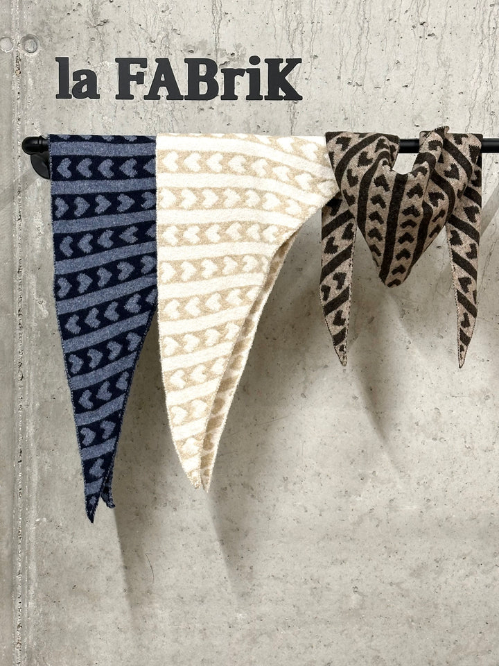 Écharpe petit triangle coeur «Alma »