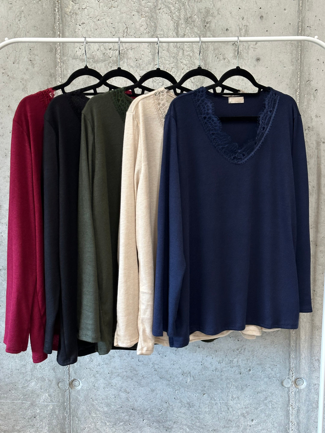 Flüssiger Pullover mit V-Ausschnitt und Spitze (42/46) MADE IN 🇮🇹