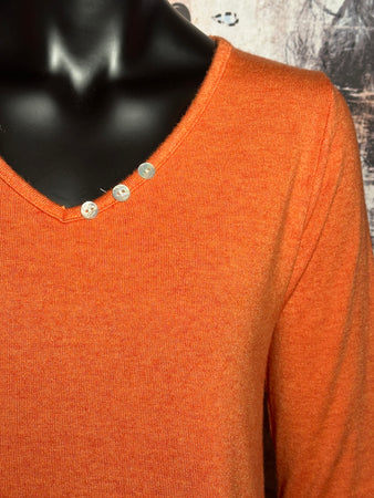 Kleiner einfarbiger Pullover mit V-Ausschnitt in Tangerine