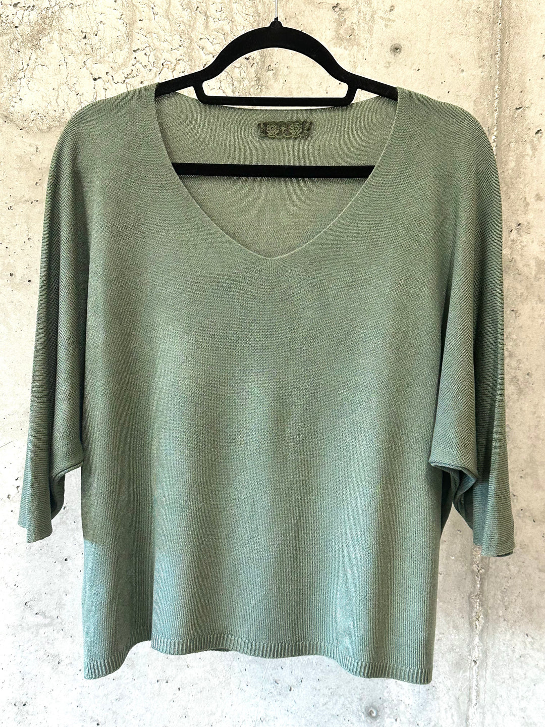 Kurzer Feinstrickpullover mit 3/4-Ärmeln & V-Ausschnitt (36/40) MADE IN 🇮🇹