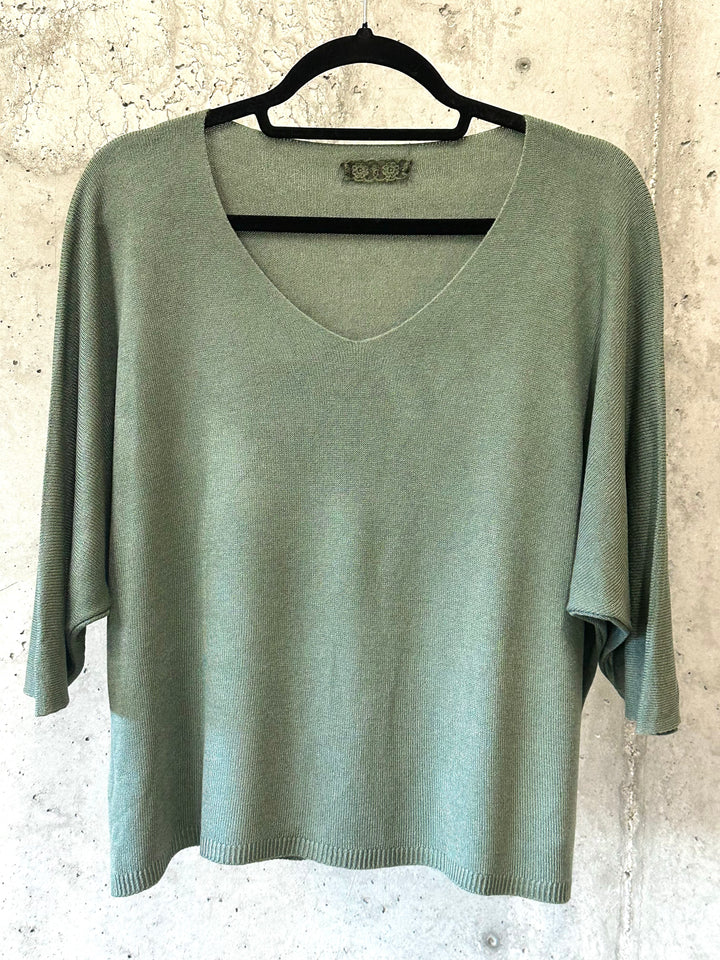 Kurzer Feinstrickpullover mit 3/4-Ärmeln & V-Ausschnitt (36/40) MADE IN 🇮🇹