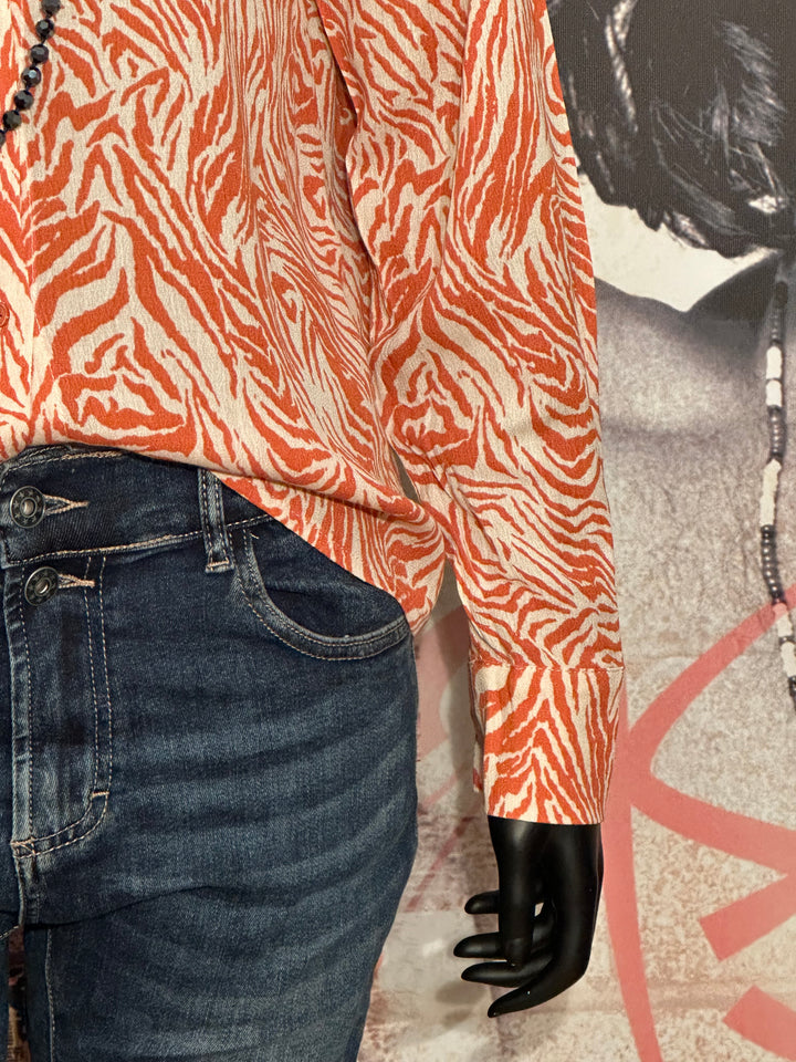 Bluse aus 100% Viskose mit "Zebra"-Muster in Ecru & Rostrot
