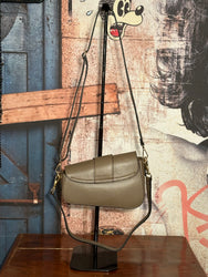 Handtasche aus genarbtem Leder in Taupe