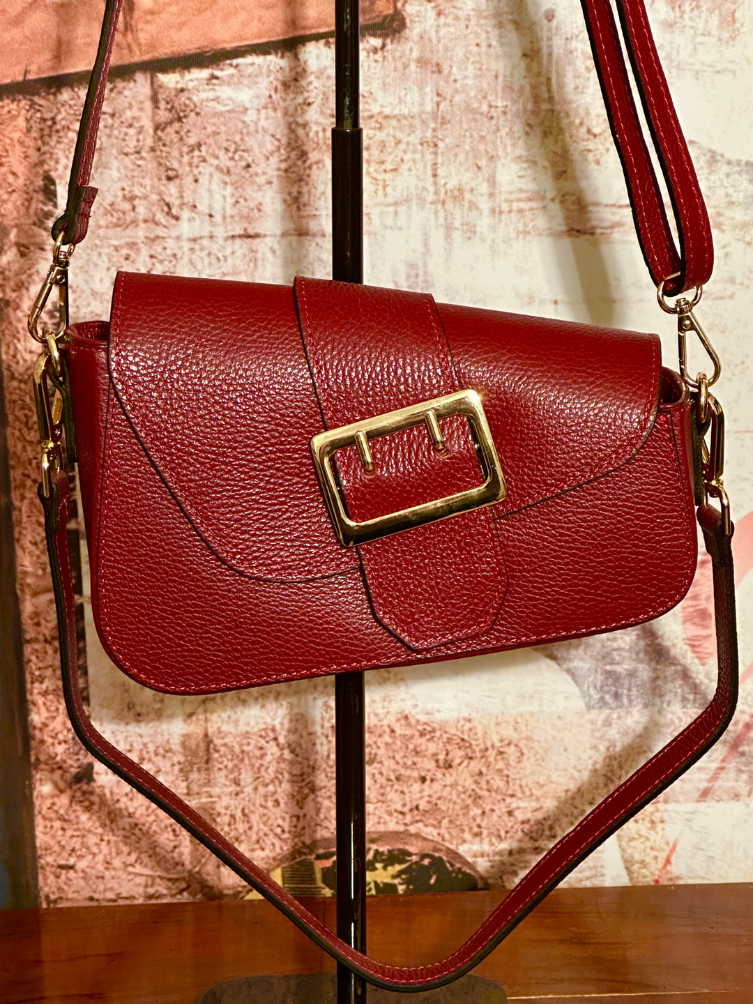 Handtasche aus genarbtem Leder in Bordeaux