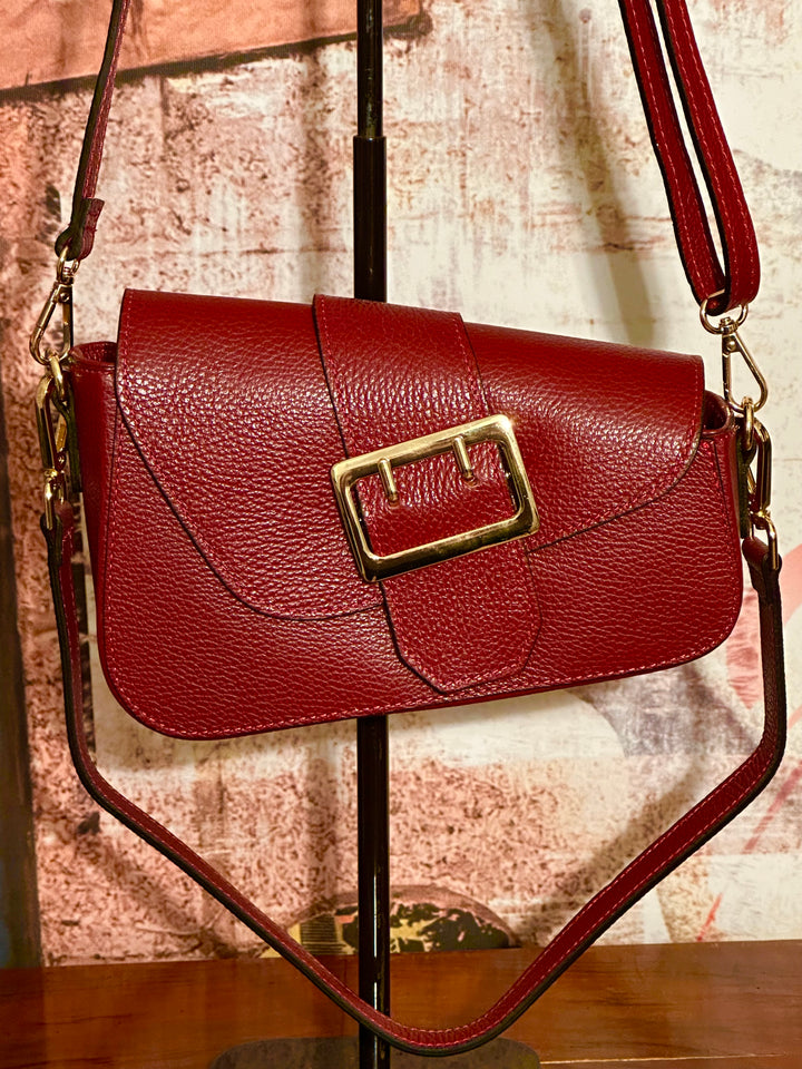 Handtasche aus genarbtem Leder in Bordeaux