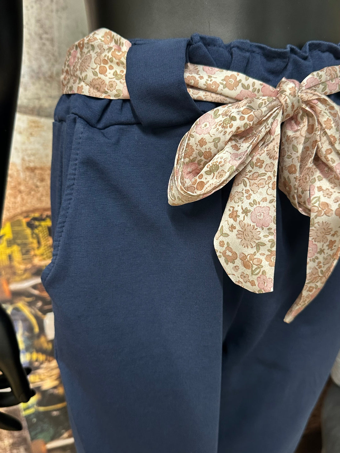 Jogginghose im Komfort-Schnitt mit geblümtem Bund, Größe 38/40, MADE IN ITALY