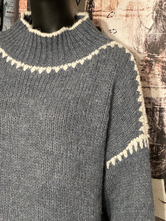 Strickpullover mit Stehkragen in denimblau & weiß