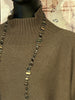 Unifarbener Pullover mit Stehkragen in Khaki