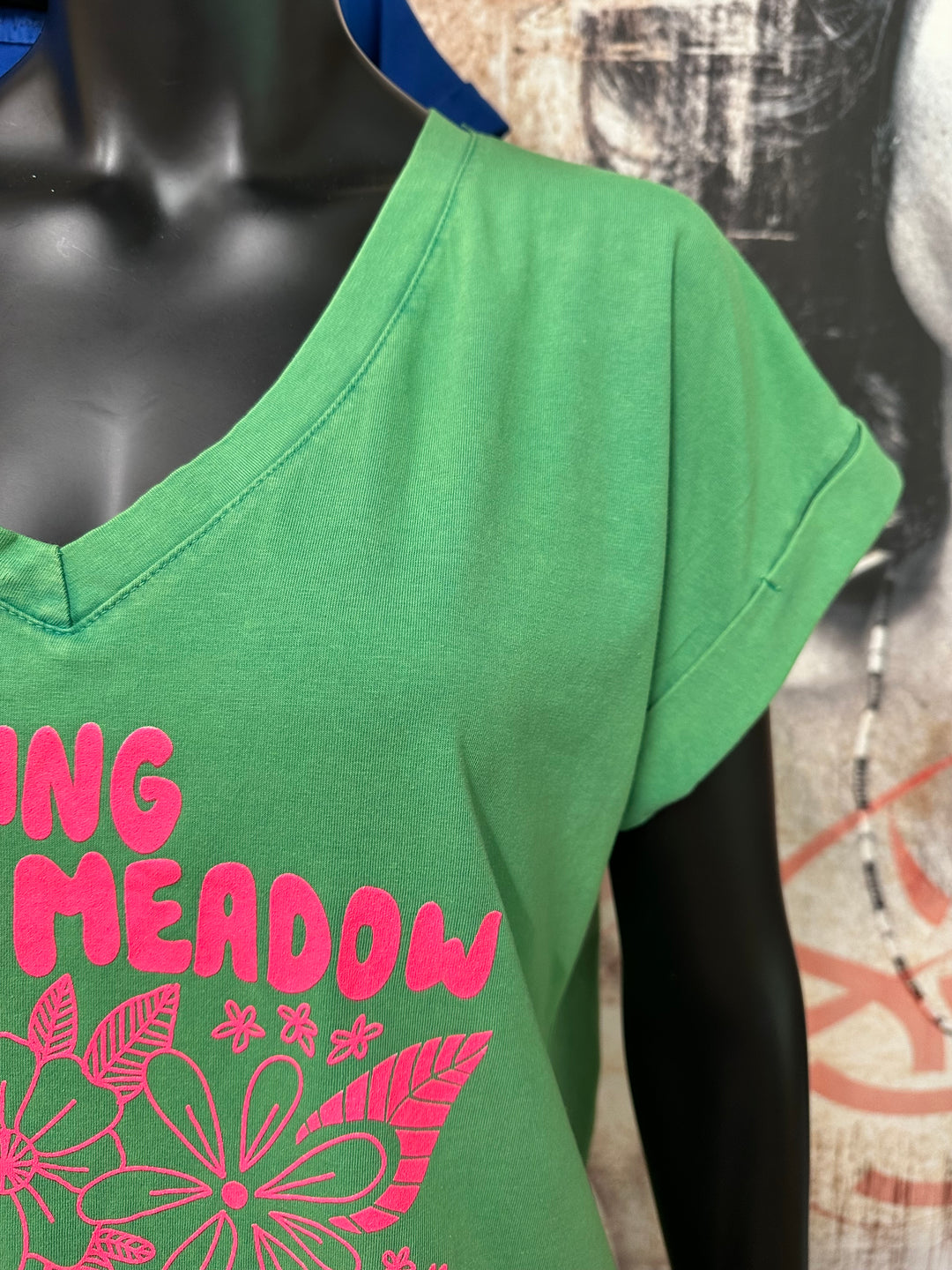 T-Shirt mit V-Ausschnitt „Walking through meadow...“ (38/42) MADE IN ITALY