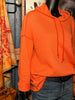 Orangefarbenes Kapuzensweatshirt