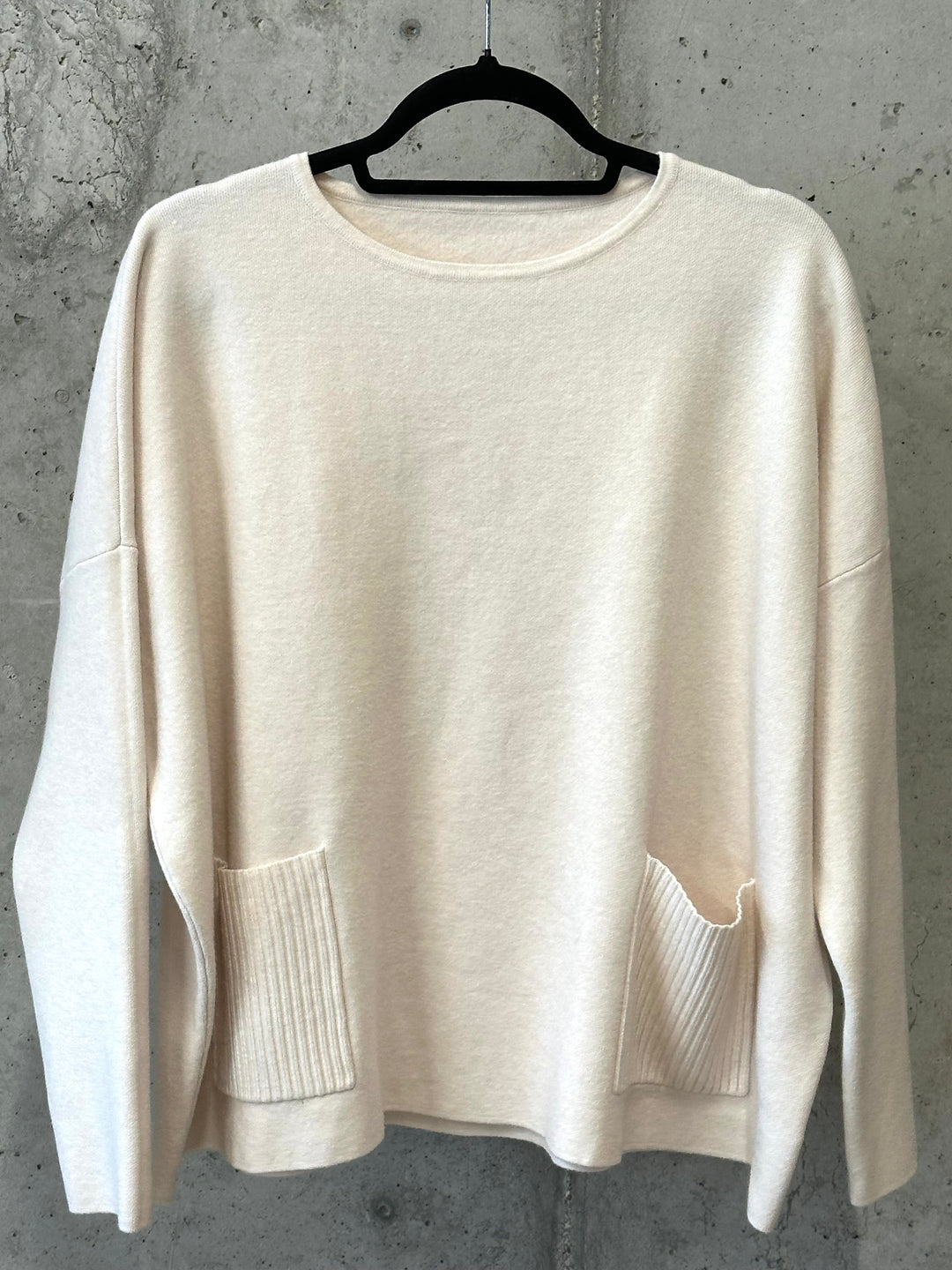 Pullover mit Rundhalsausschnitt & aufgesetzten Taschen (38/42) MADE IN 🇮🇹