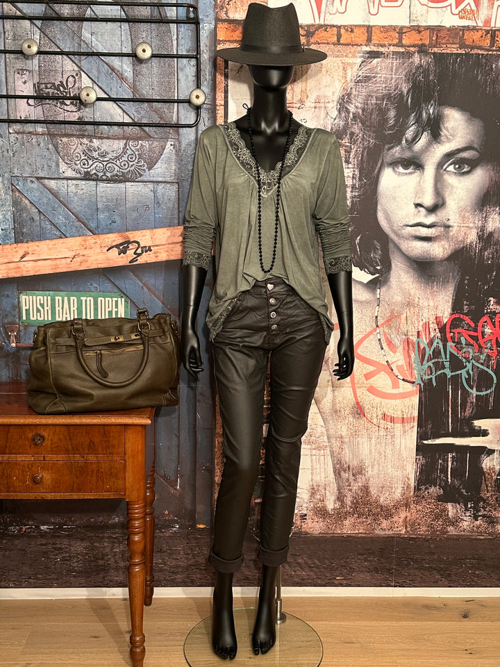Stretch-Hose aus Kunstleder & Zierknöpfen in dunklem Khaki