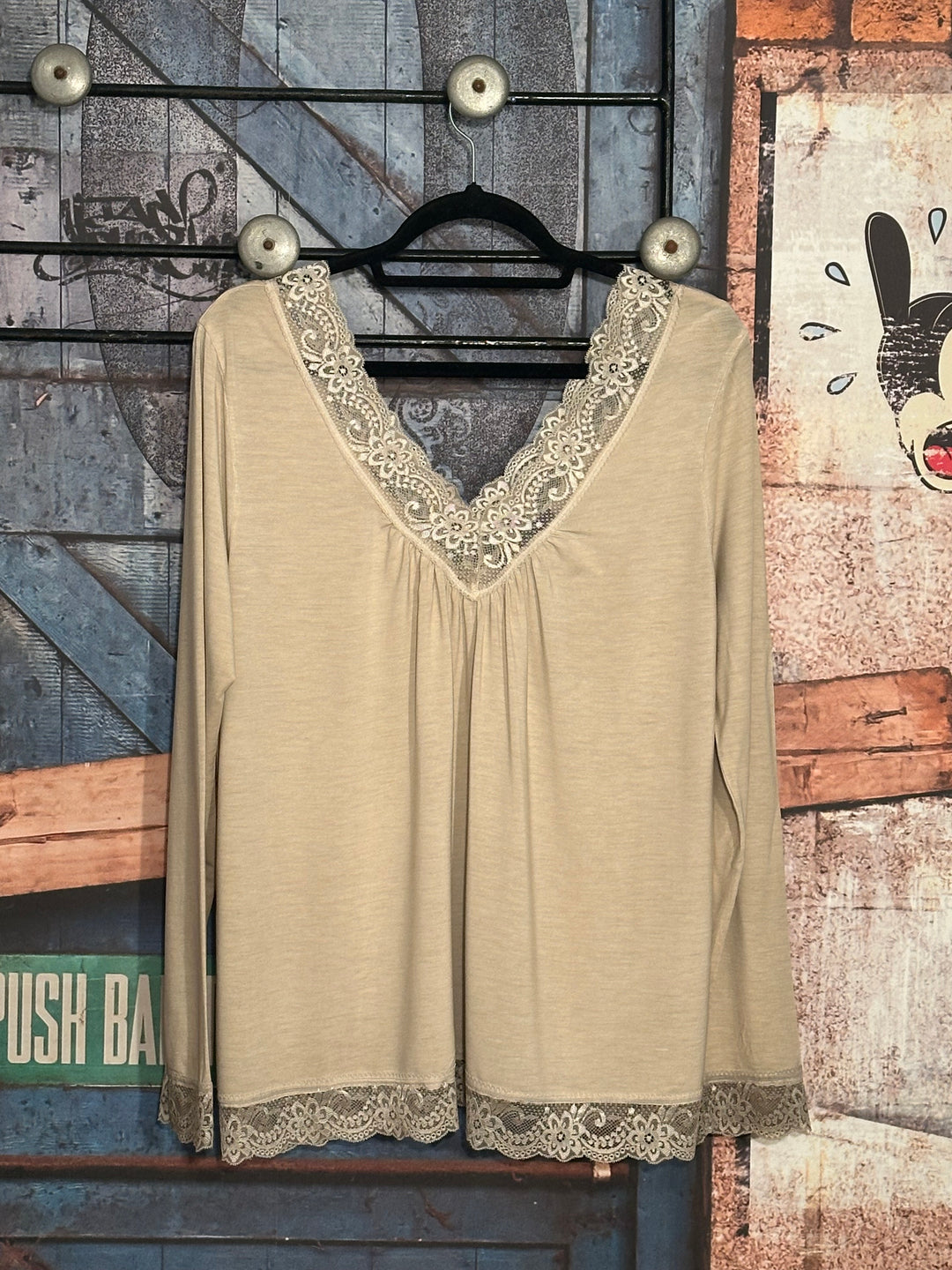 Top mit V-Ausschnitt Spitze vorne & hinten beige
