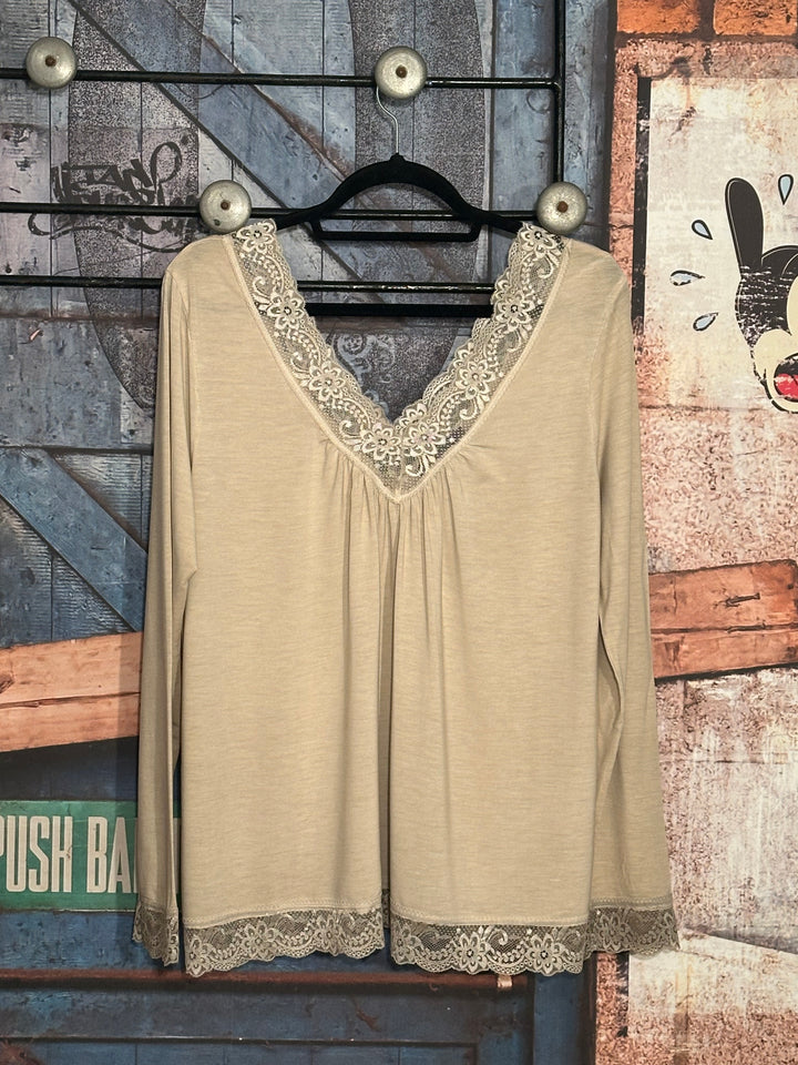 Top mit V-Ausschnitt Spitze vorne & hinten beige