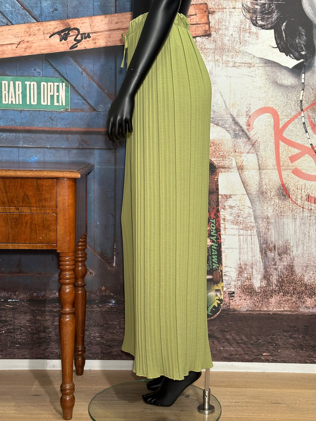 Hose + size fließend & plissiert anisgrün