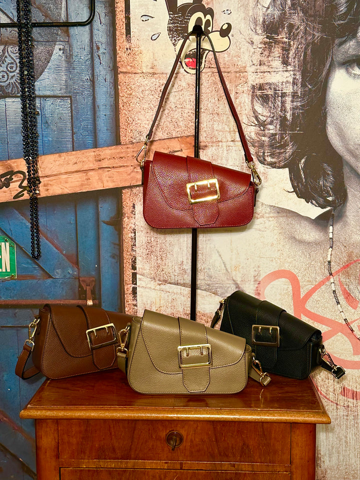 Handtasche aus genarbtem Leder in Bordeaux