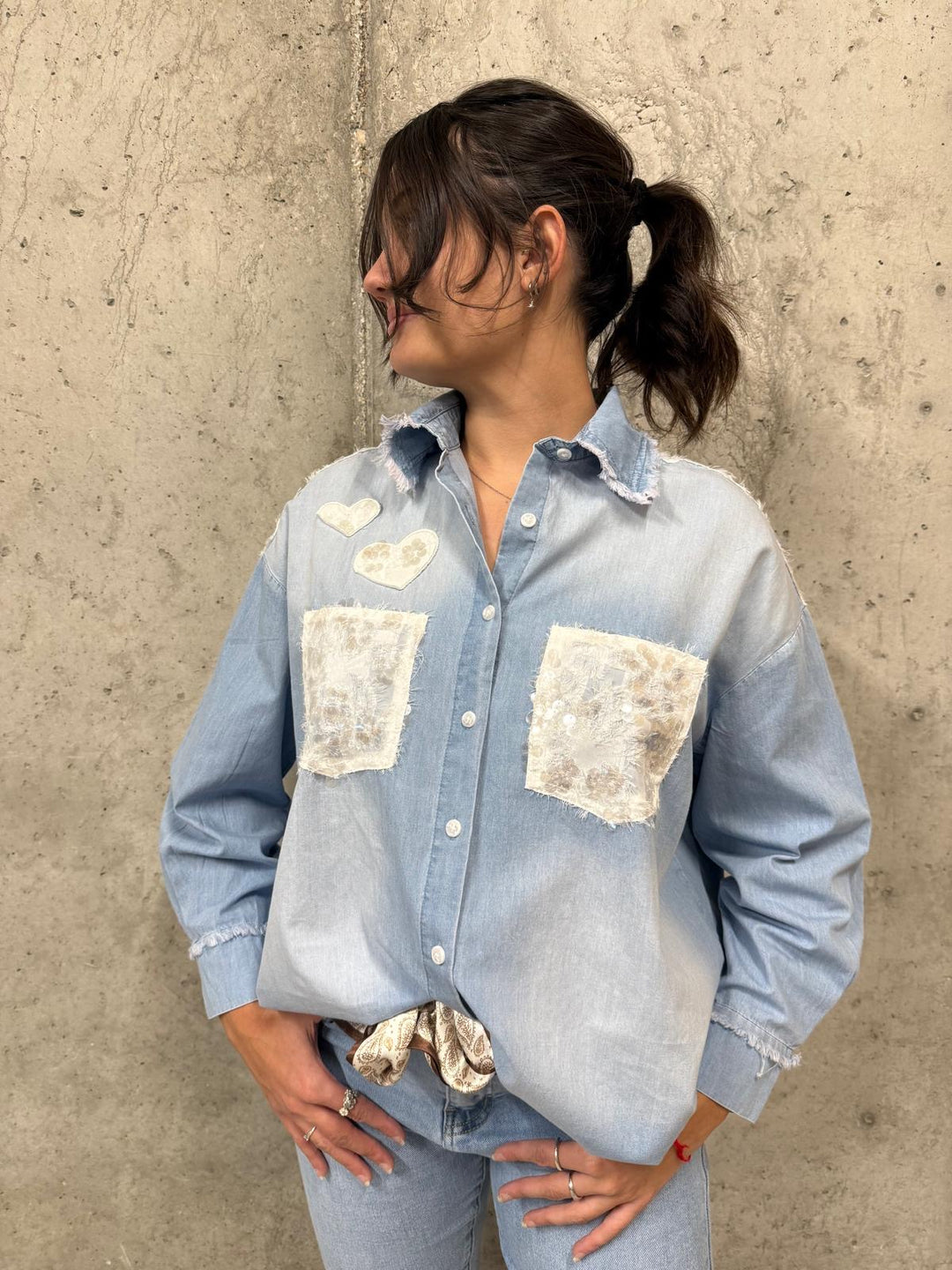 Chemise en jean clair délavé "coeurs et sequins" (38/40) et (42/44)