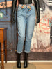 MOM Jeans aus hellem Used-Denim