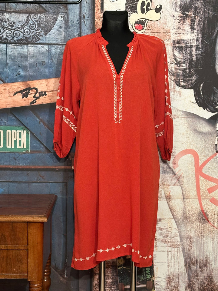 Kleid aus 100% Viskose, bestickt mit Terracotta & Ecru