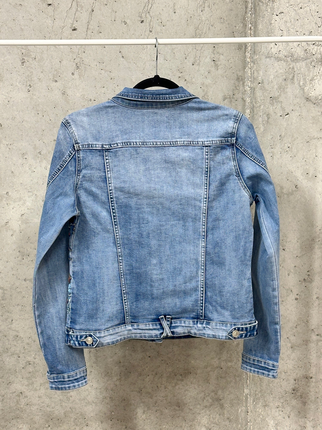 Veste en jean brodée light blue denim (36 ➡️ 44)
