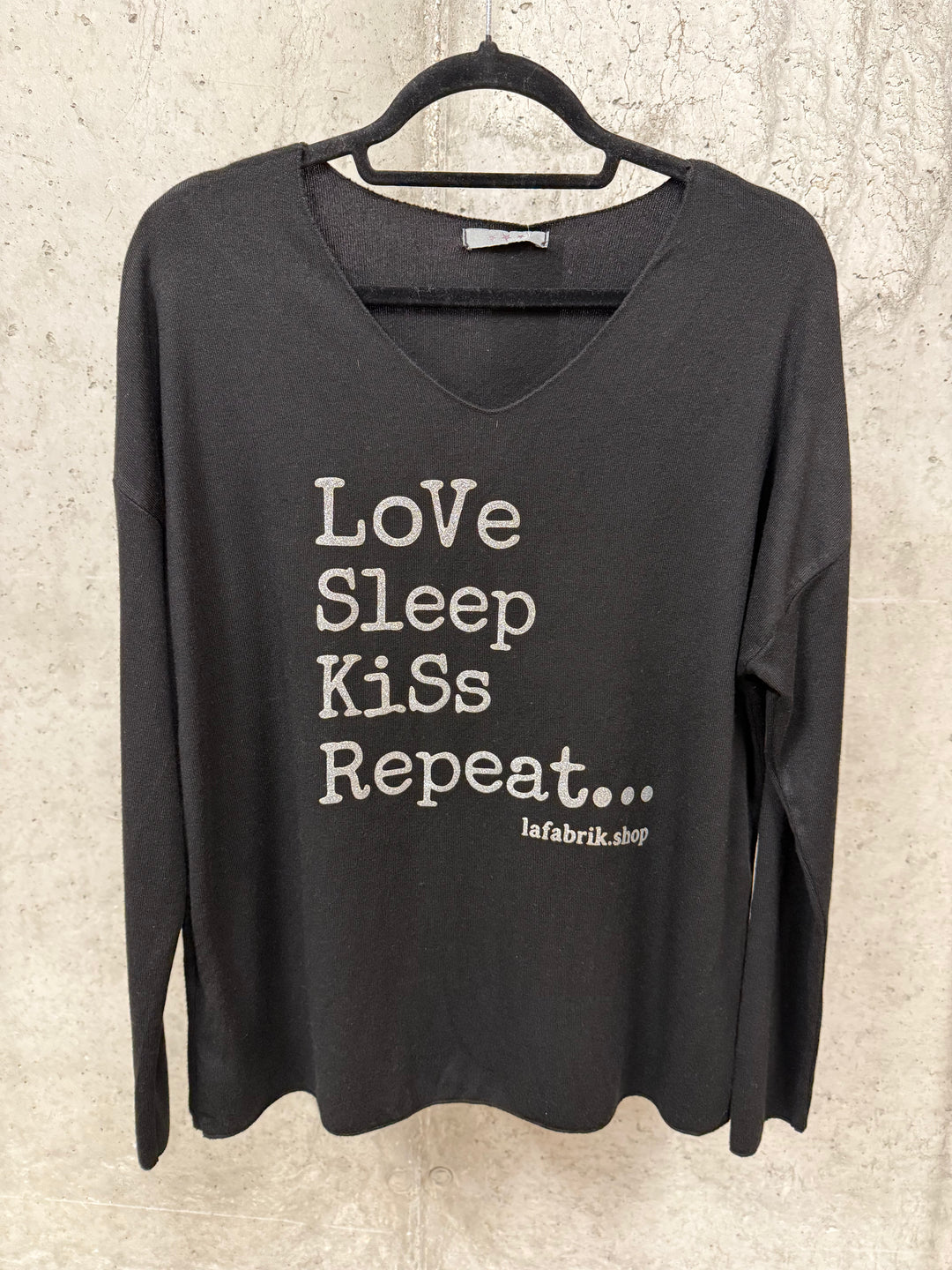 Oversize-Pullover mit V-Ausschnitt „Love Sleep Kiss…“ (44/48) MADE IN ITALY
