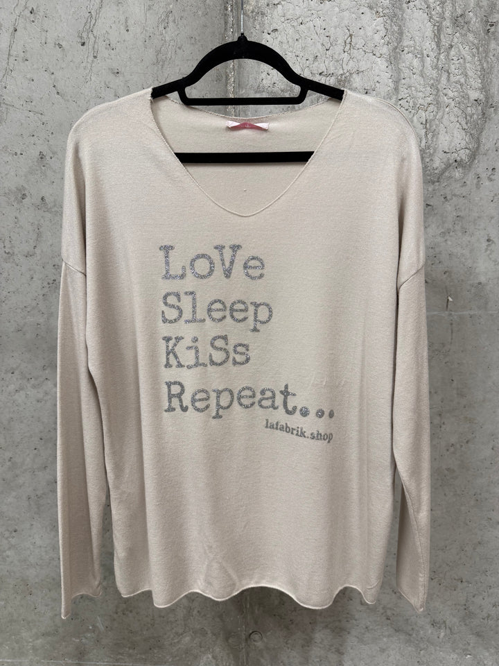 Oversize-Pullover mit V-Ausschnitt „Love Sleep Kiss…“ (44/48) MADE IN ITALY