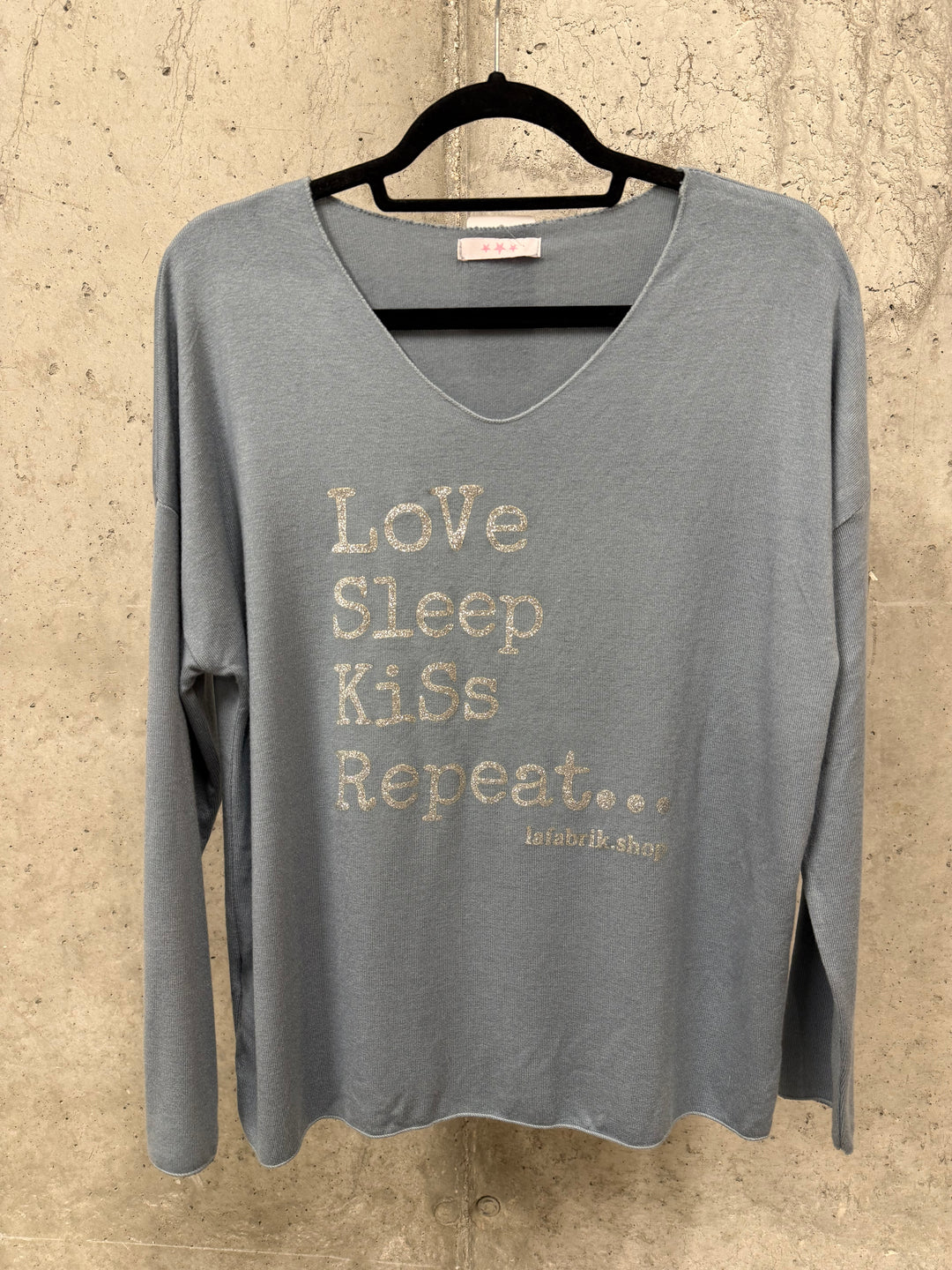 Oversize-Pullover mit V-Ausschnitt „Love Sleep Kiss…“ (44/48) MADE IN ITALY