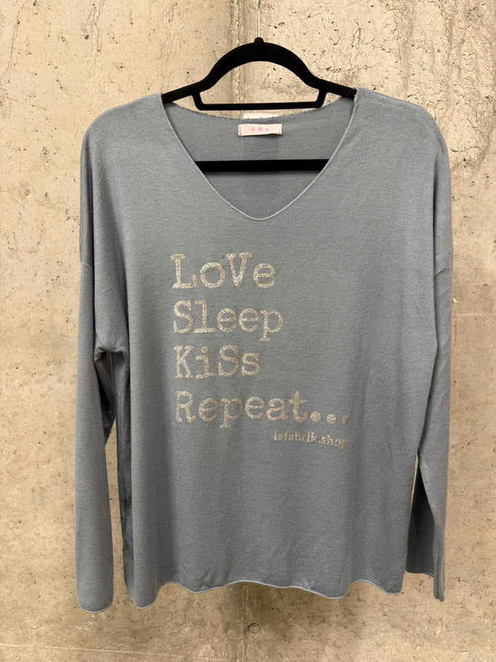 Oversize-Pullover mit V-Ausschnitt „Love Sleep Kiss…“ (44/48) MADE IN ITALY