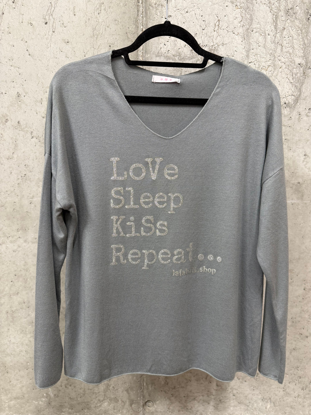 Oversize-Pullover mit V-Ausschnitt „Love Sleep Kiss…“ (44/48) MADE IN ITALY