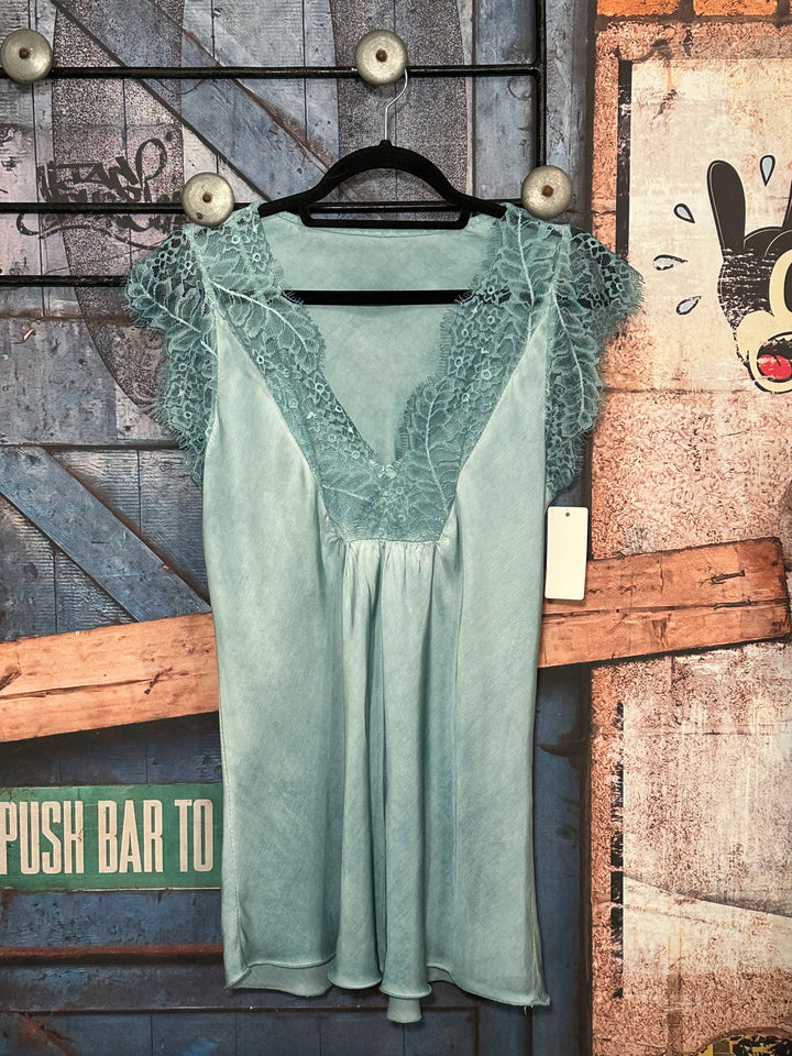 Top satiné manches dentelle 100% viscose turquoise clair