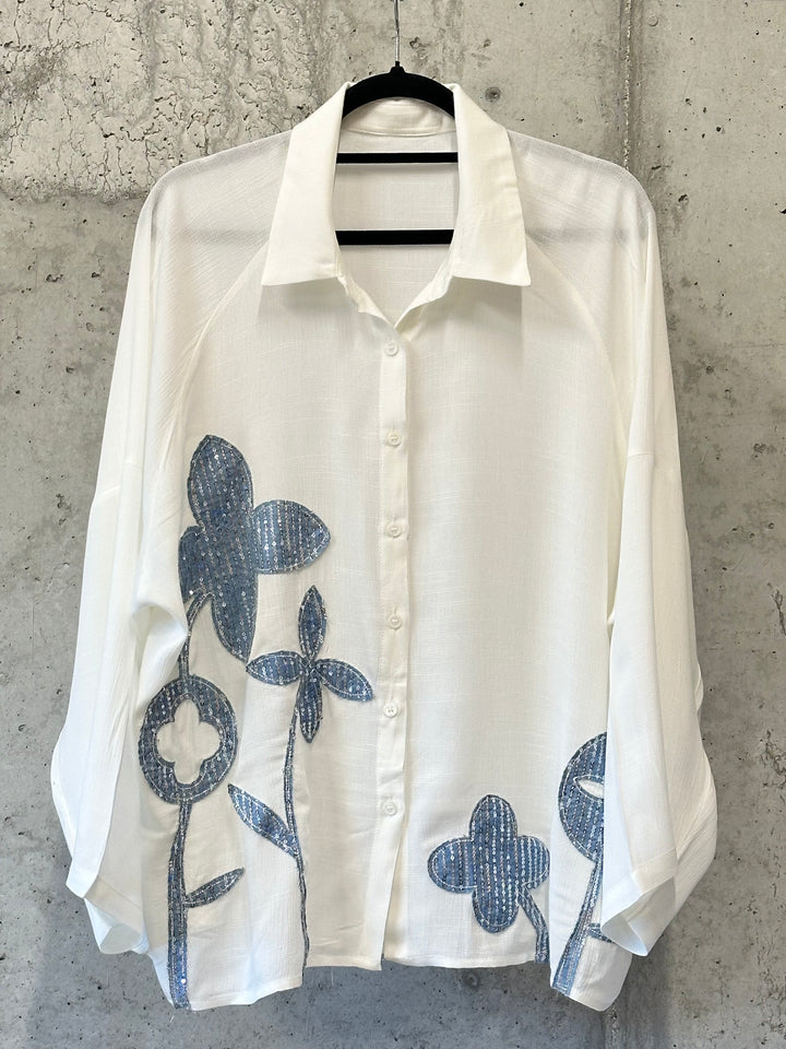 Chemisier oversize "fleurs & sequins" blanc cassé et bleu denim (40/44 ou 44/48)