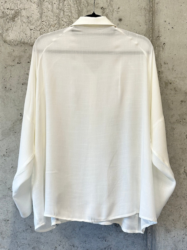 Chemisier oversize "fleurs & sequins" blanc cassé et bleu denim (40/44 ou 44/48)