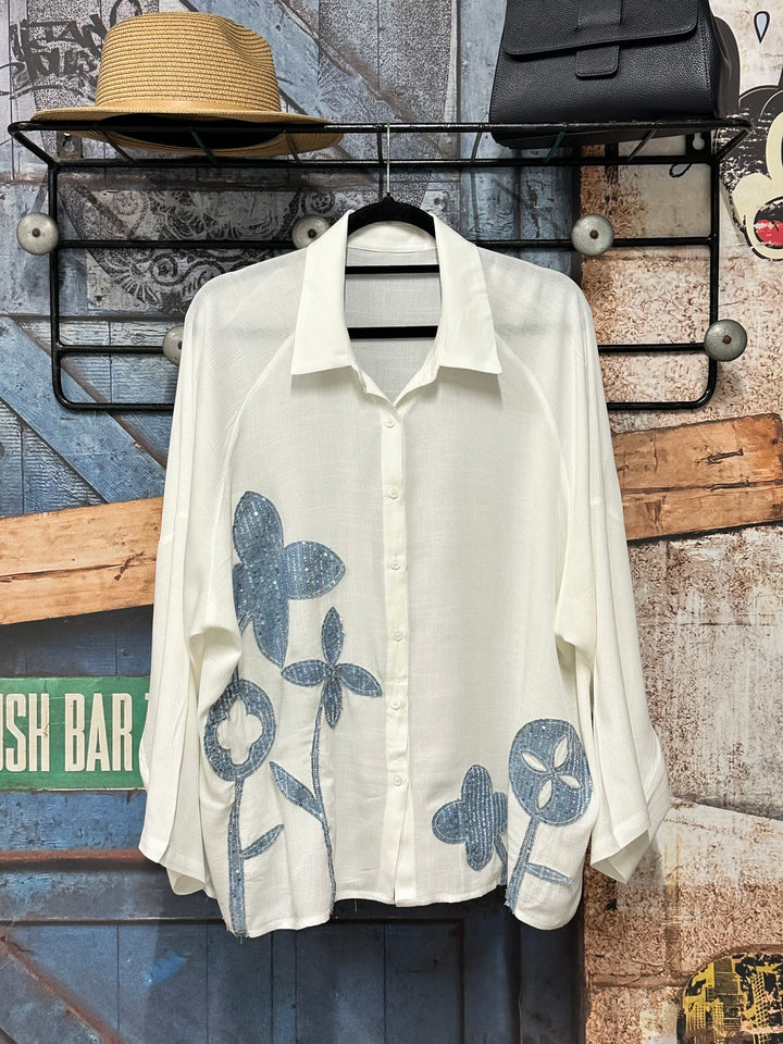 Chemisier oversize "fleurs & sequins" blanc cassé et bleu denim (40/44 ou 44/48)