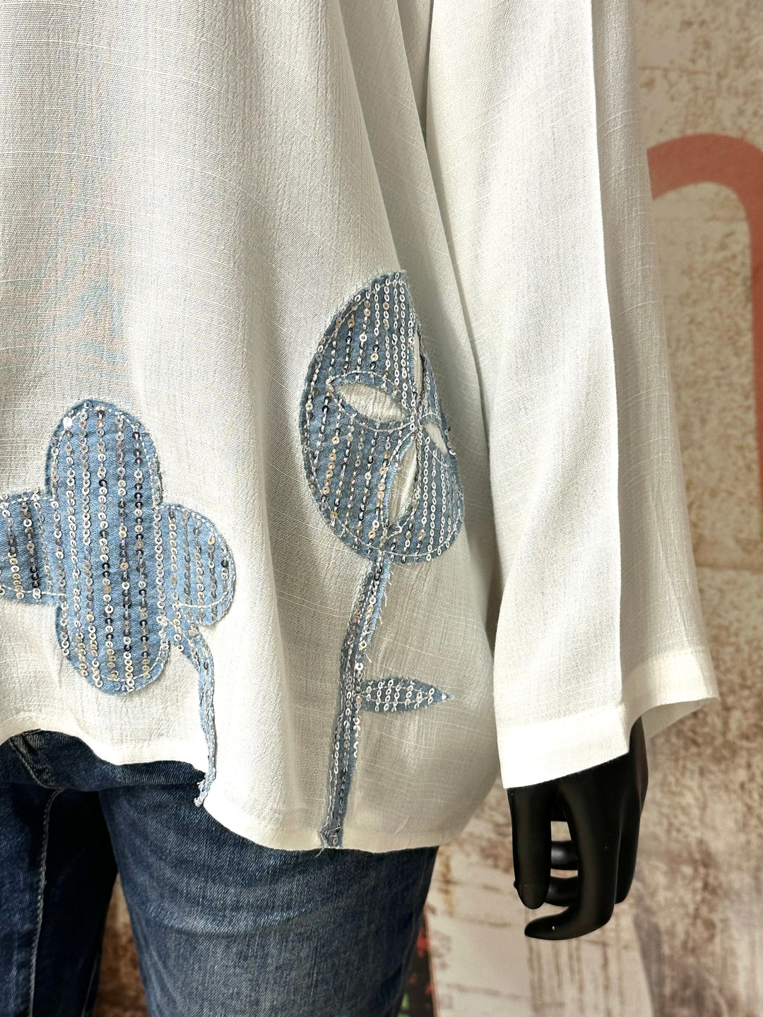 Chemisier oversize "fleurs & sequins" blanc cassé et bleu denim (40/44 ou 44/48)