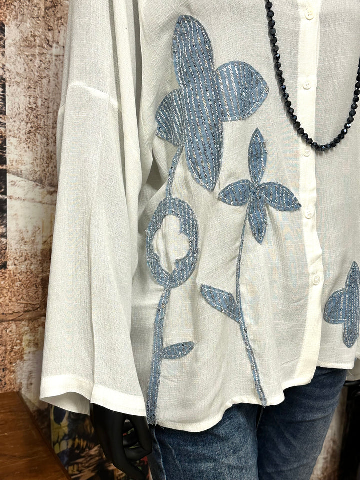 Chemisier oversize "fleurs & sequins" blanc cassé et bleu denim (40/44 ou 44/48)