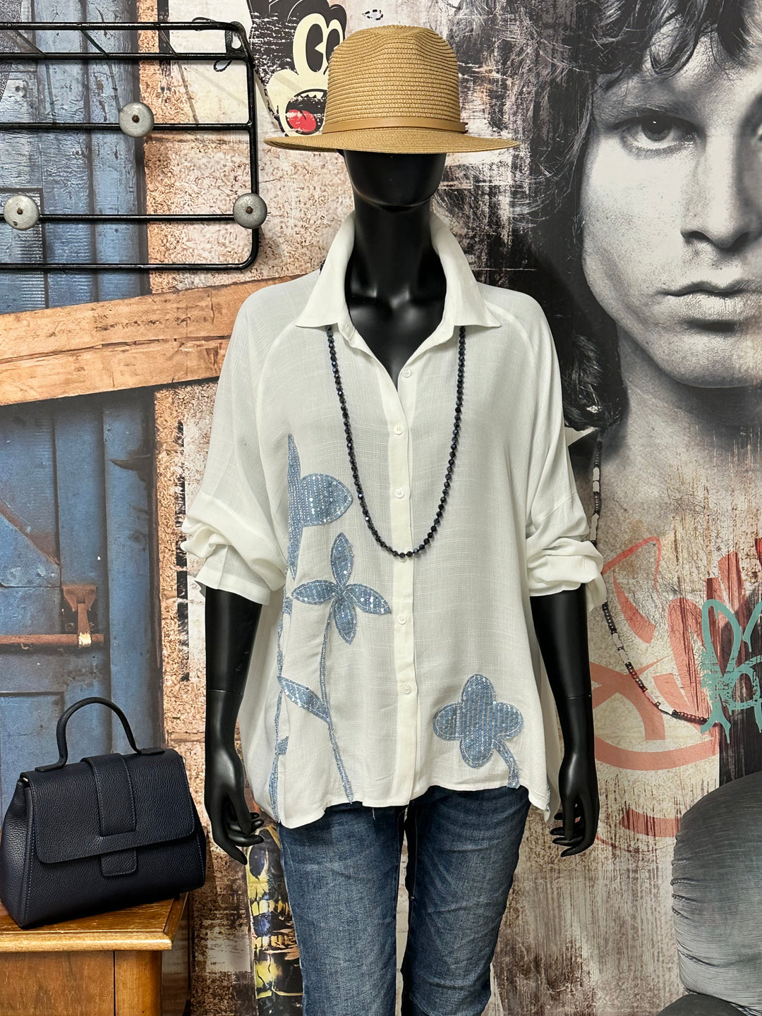 Chemisier oversize "fleurs & sequins" blanc cassé et bleu denim (40/44 ou 44/48)
