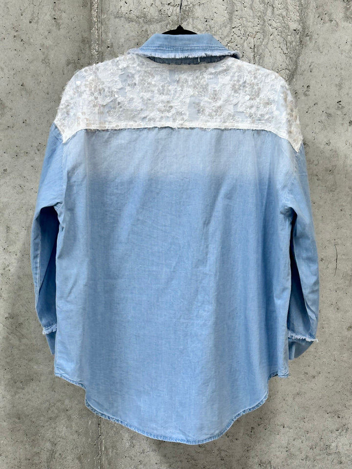 Chemise en jean clair délavé "coeurs et sequins" (38/40) et (42/44)