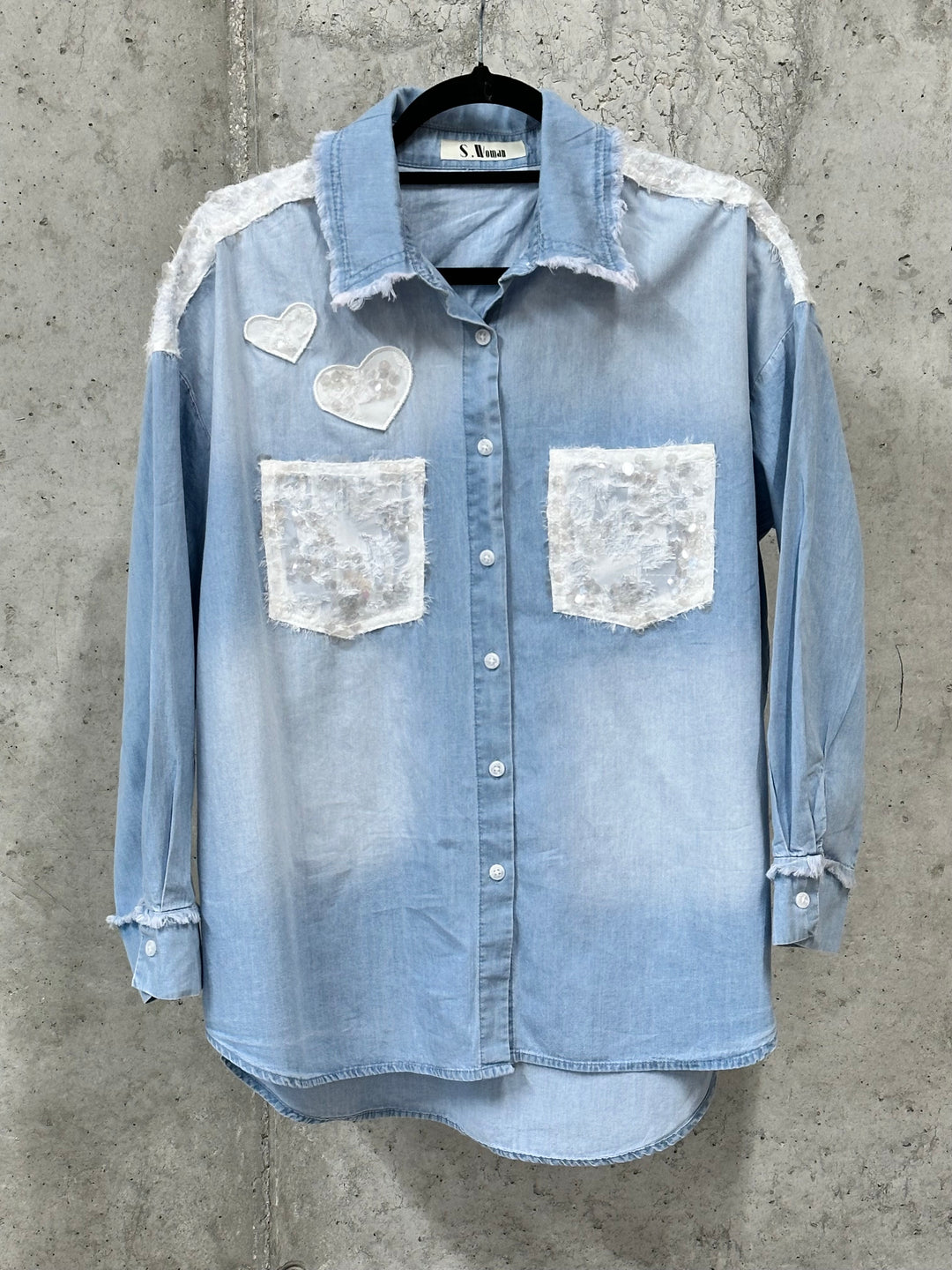 Chemise en jean clair délavé "coeurs et sequins" (38/40) et (42/44)