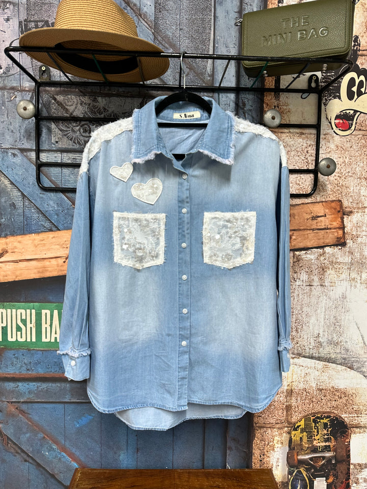 Chemise en jean clair délavé "coeurs et sequins" (38/40) et (42/44)