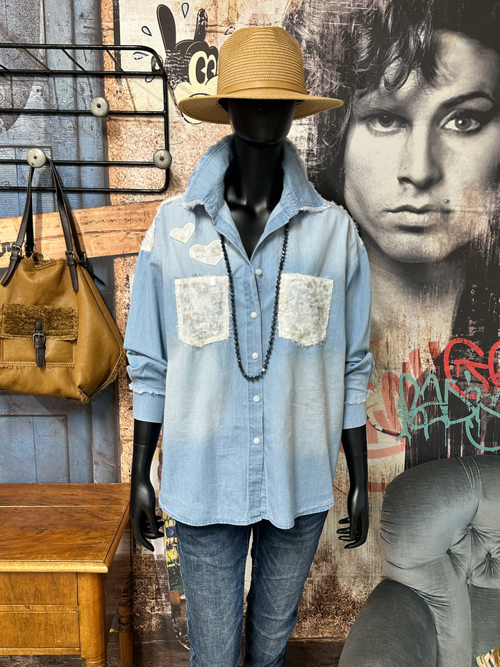 Chemise en jean clair délavé "coeurs et sequins" (38/40) et (42/44)