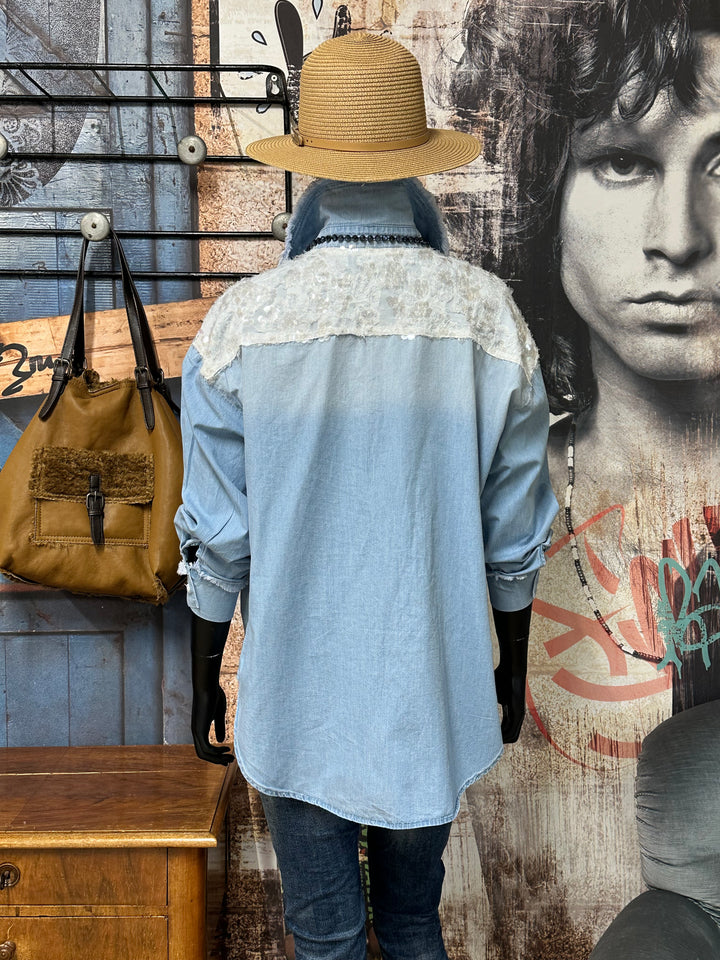 Chemise en jean clair délavé "coeurs et sequins" (38/40) et (42/44)