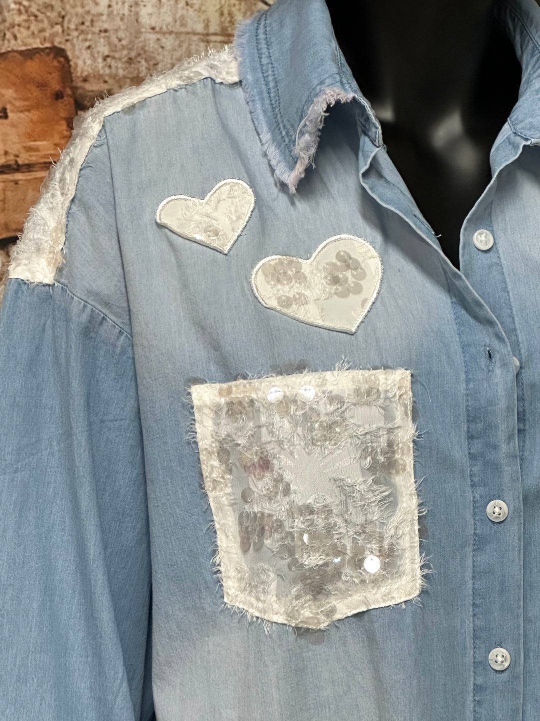 Chemise en jean clair délavé "coeurs et sequins" (38/40) et (42/44)
