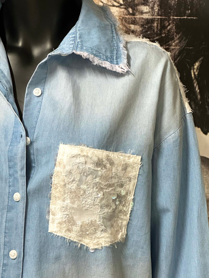 Chemise en jean clair délavé "coeurs et sequins" (38/40) et (42/44)