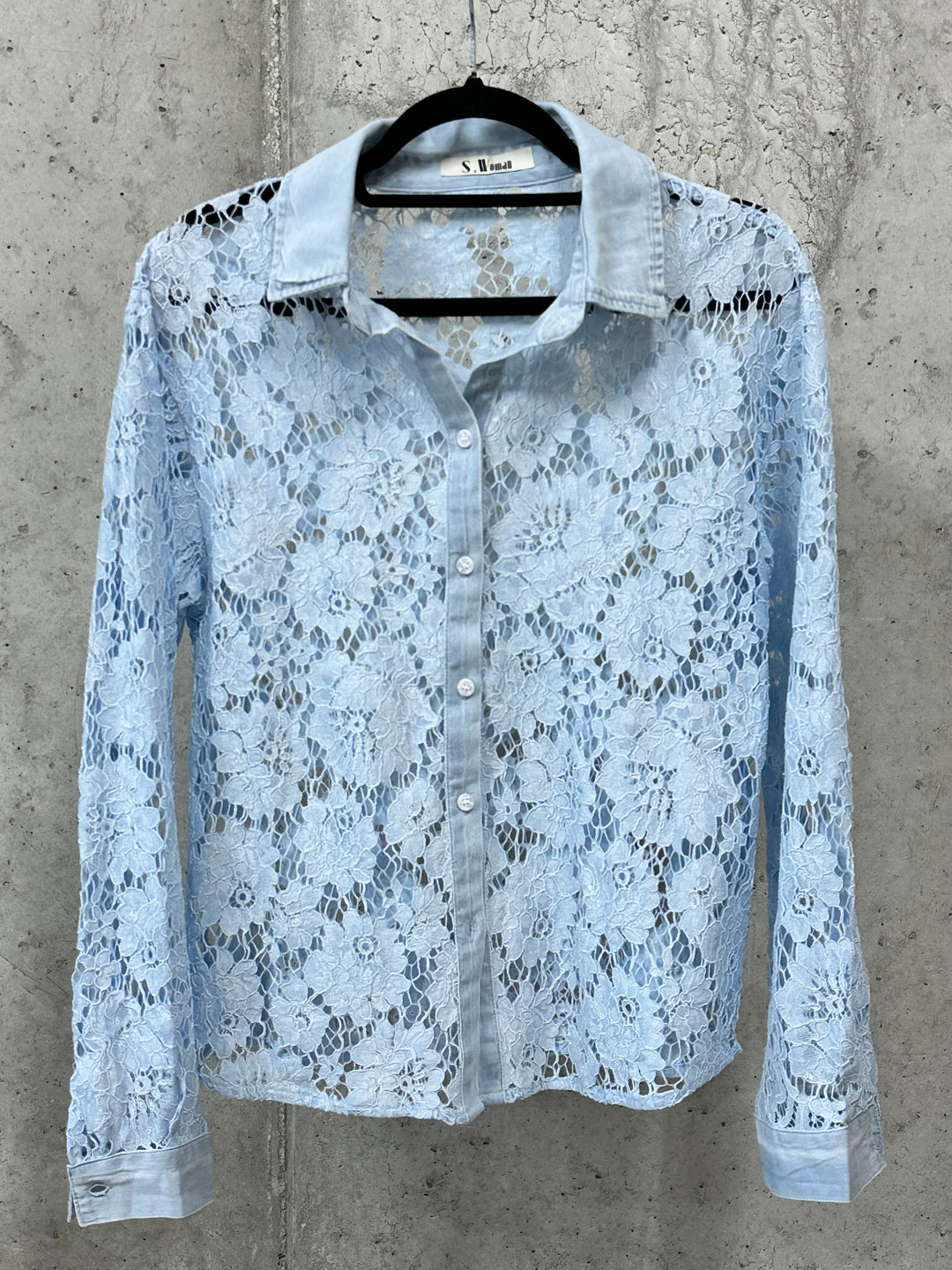 Chemisier en dentelle florale bleu clair (34/36 et 38/40)