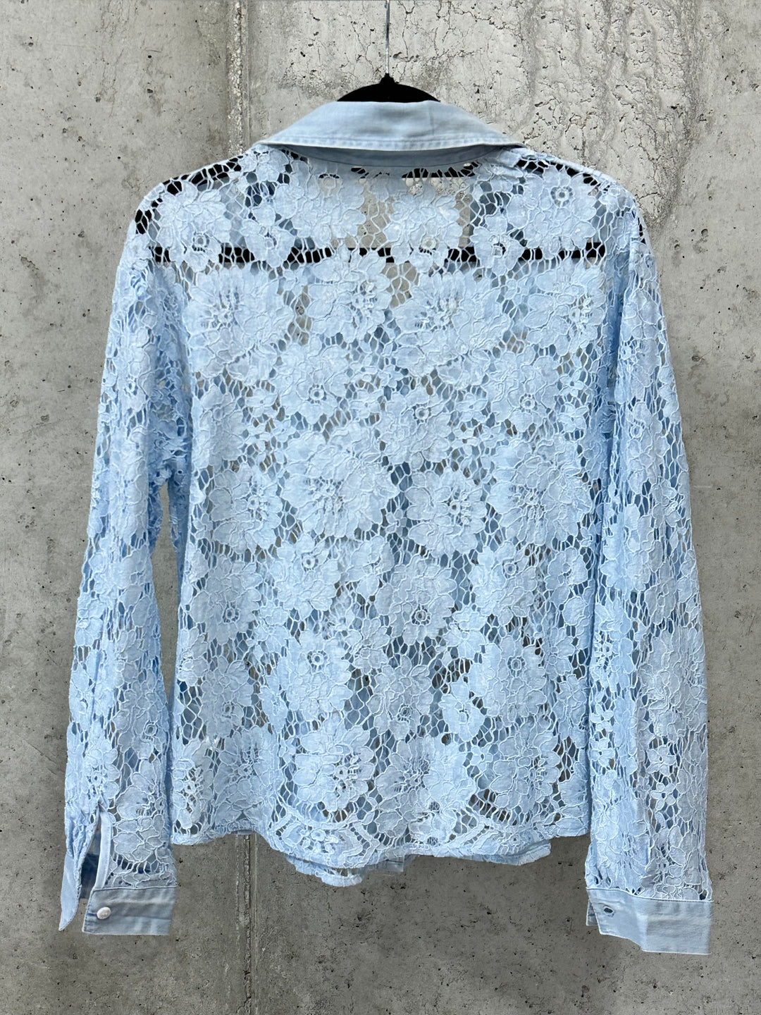 Chemisier en dentelle florale bleu clair (34/36 et 38/40)